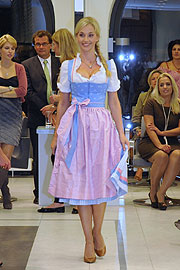 Schatzi Dirndl Modenschau und Wiesn Frisuren Trends von Stefan Pauli am 12.09.2011 (©Foto. Nathalie Tandler)